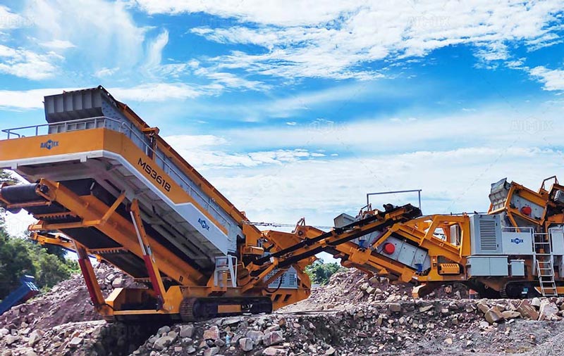 200tph Crawler Crusher to Crushing Cobble for Road Paving