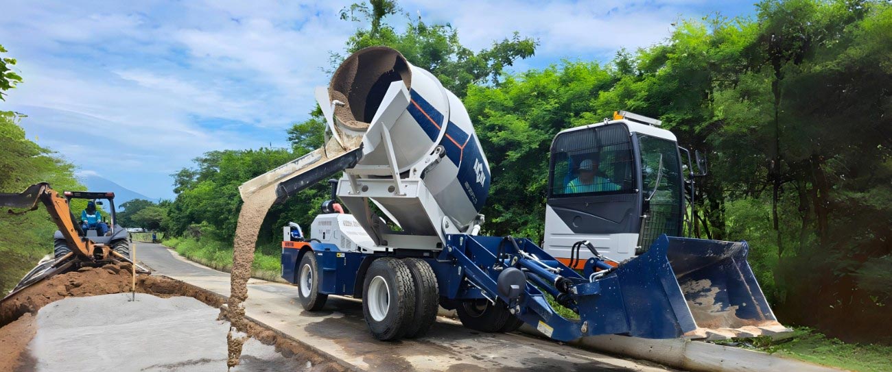 AS-3.5 self loading concrete mixer was pouring concrete