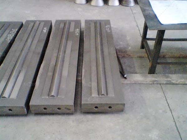 Blow bars of mobile impact crusher
