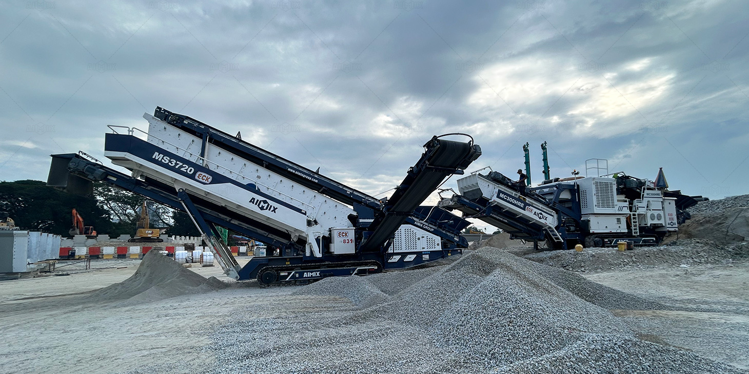 Crawler cone crusher and screener for Cobblestone crushing in the quarry