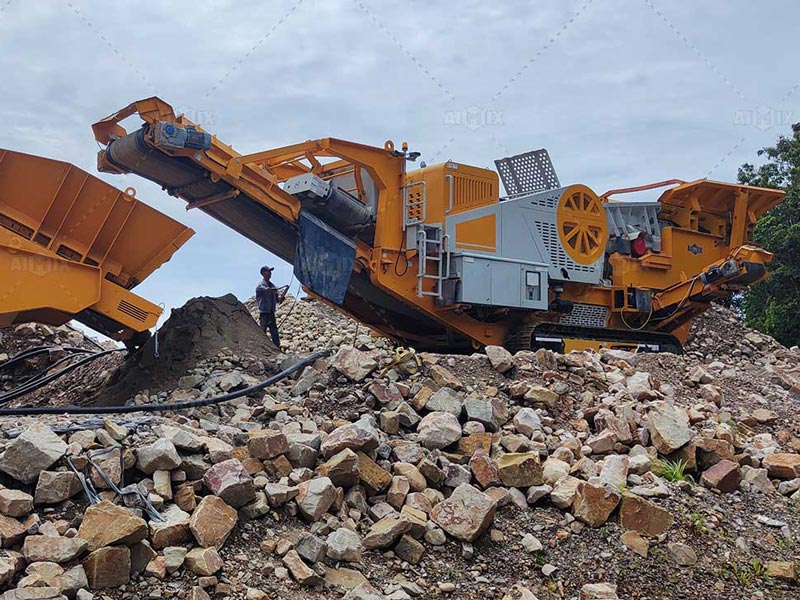 Crawler jaw crusher Processing pebbles for Road Construction