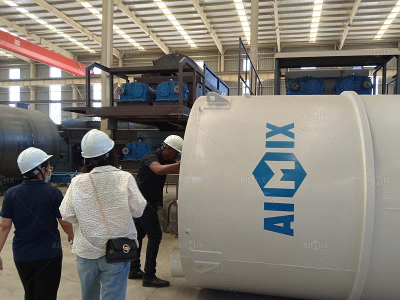 customer check the asphalt mixing plant components in factory