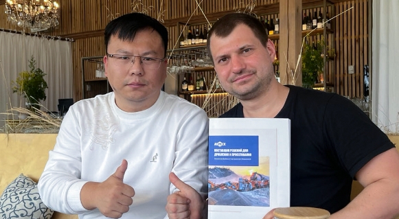 Photos of customers from overseas and aimix staff