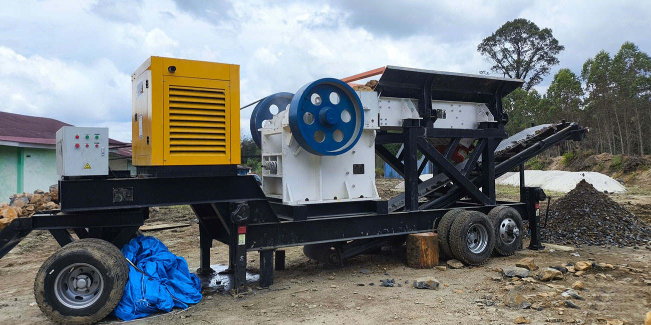 small mobile crusher operation on-site