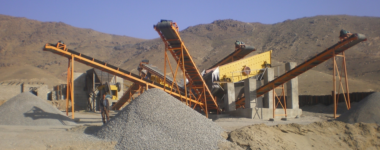 The mobile crusher plant doing screening process