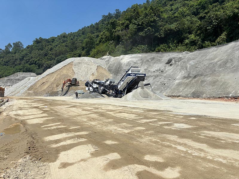 track crusher operation in mountains environment