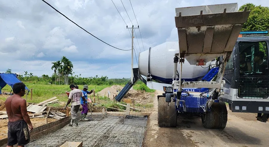 small Self loading concrete mixer truck